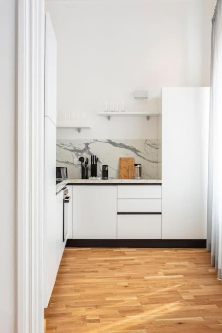 Sjr Luxury Apartment Trevi Fountain Рим Екстер'єр фото